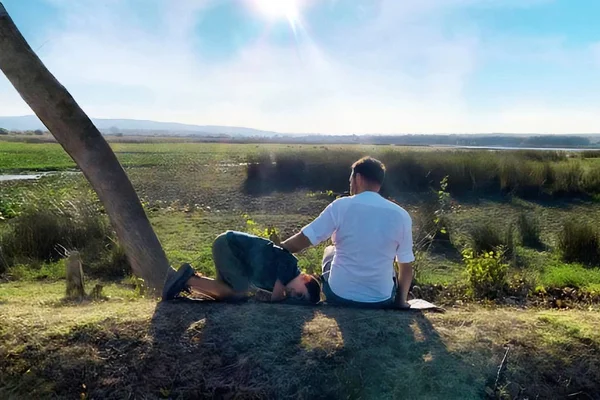 Evlerin duvarlarıyla, dağlarla, başka sayısız şeylerle engellense de her zaman bir ışık vardır.