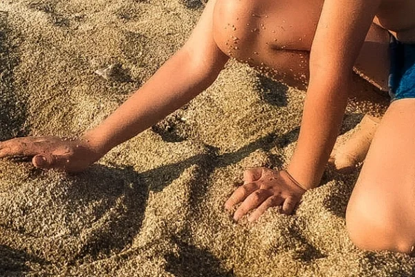 Mutluluğun Mühendisliği Yoktur: Kum, Güneş ve Ali