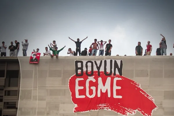 Özgürlük, asla kendiliğinden gelmez. Onu kazanmak için mücadele etmek zorundayız.